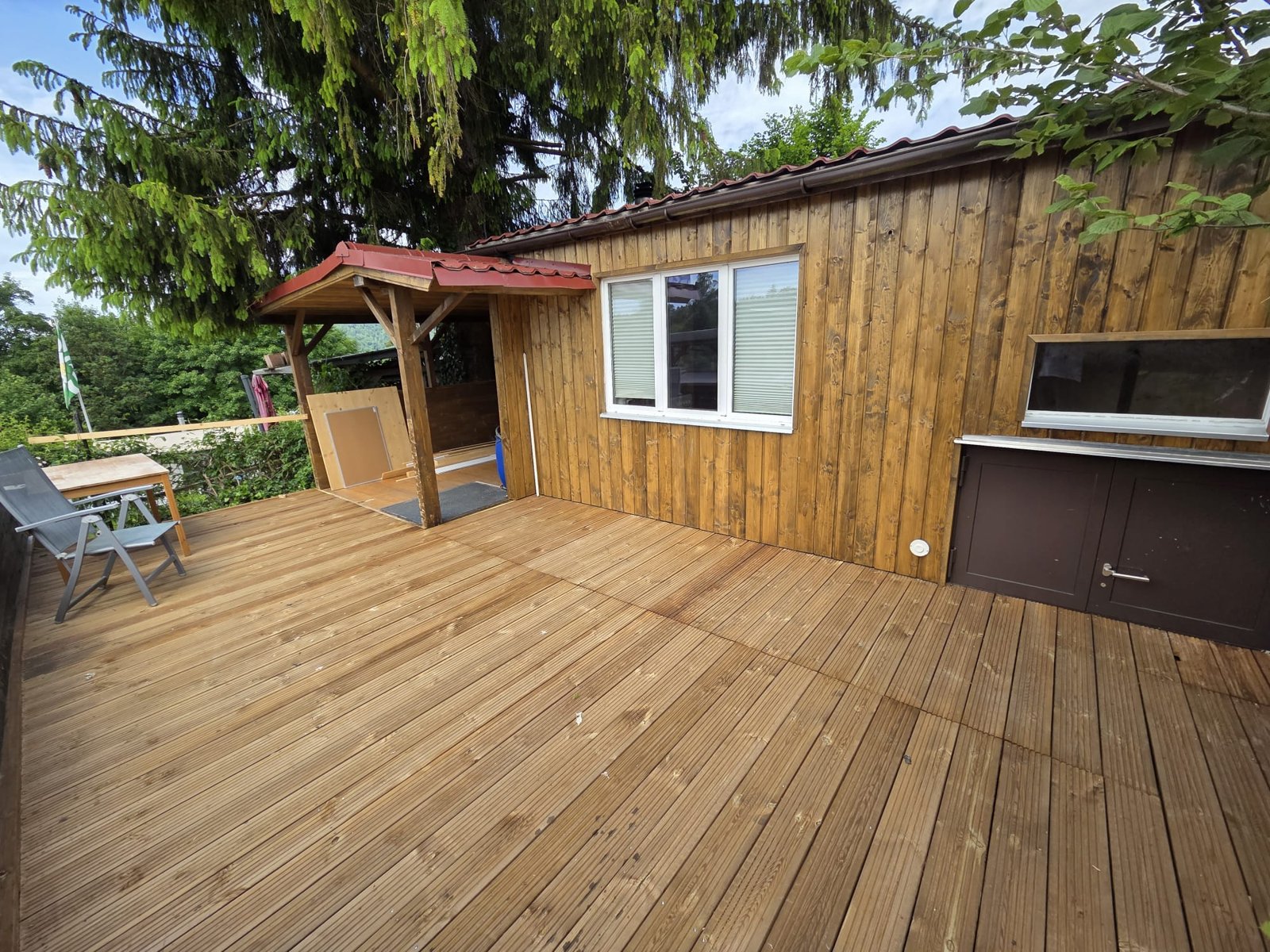 Stilvolles Mobile Home mit grosser Terrasse